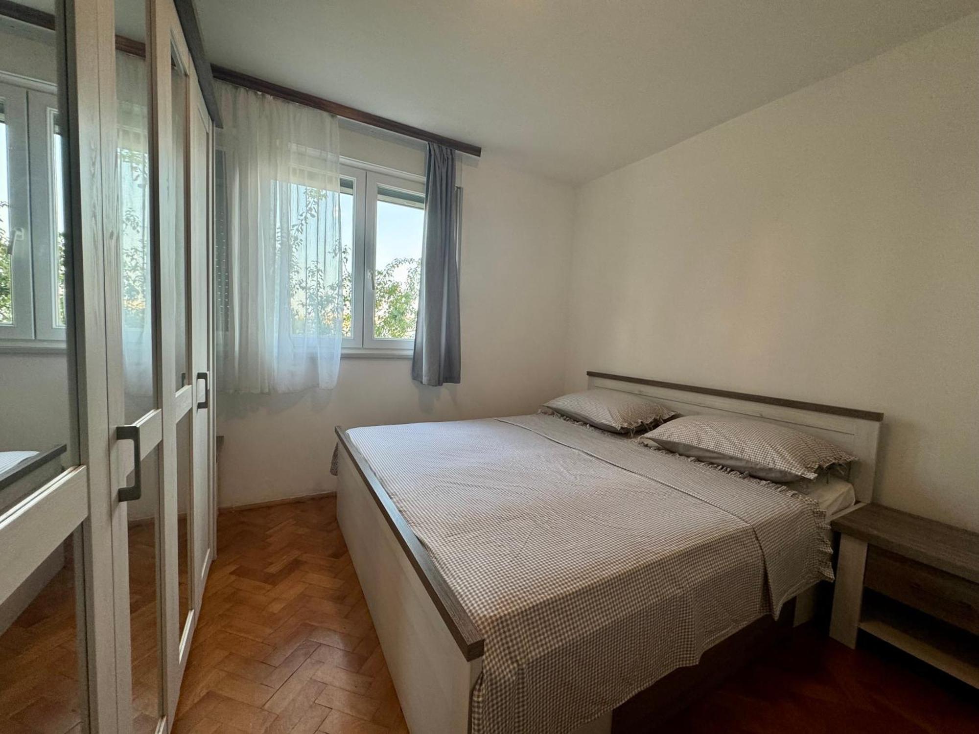 Ivy Apartment *